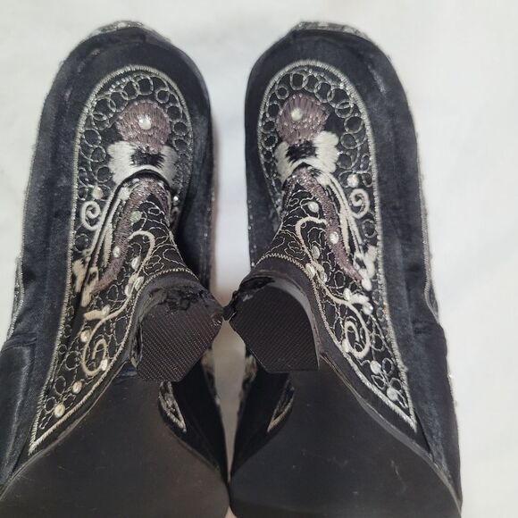 Qupid Elegant Black and Silver Embroidered Wedge Shoes - Picture 9 of 12